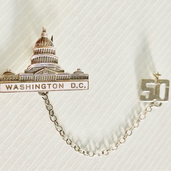 Vintage Souvenir Washington D.C. Capitol Building 1950 Tie Tack Lapel Pin - Picture 2 of 2